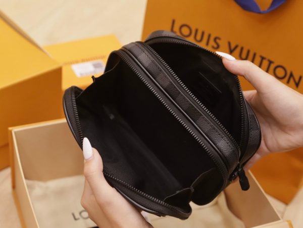 Louis Vuitton LV Wearable Wallet Crossbody Bag Black 11×18.5×6.5cm - Image 6