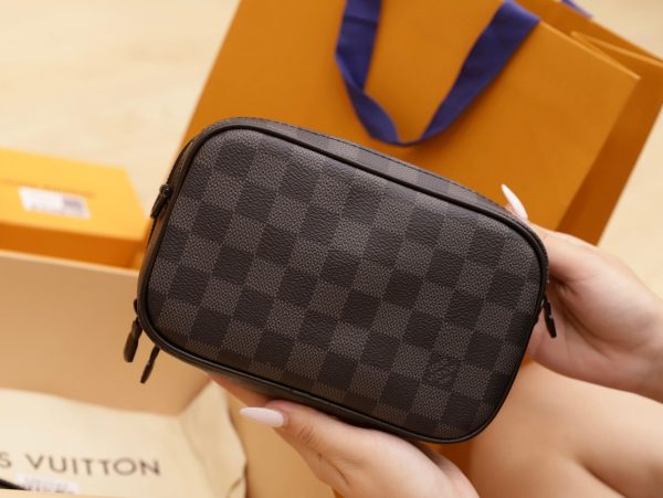 Louis Vuitton LV Wearable Wallet Crossbody Bag Black 11×18.5×6.5cm - Image 3