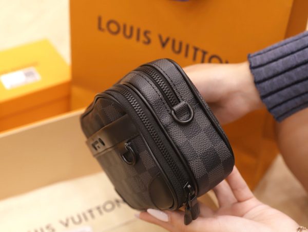Louis Vuitton LV Wearable Wallet Crossbody Bag Black 11×18.5×6.5cm - Image 5