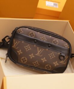Louis Vuitton LV Wearable Wallet Crossbody Bag Brown 11×18.5×6.5cm