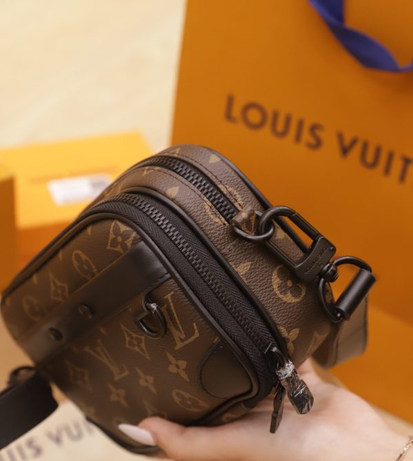 Louis Vuitton LV Wearable Wallet Crossbody Bag Brown 11×18.5×6.5cm - Image 4