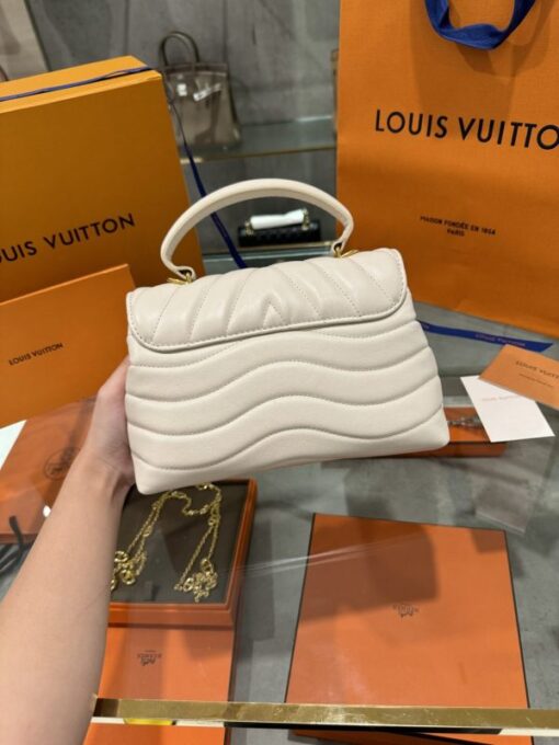 Louis Vuitton Hold Me Milky White Handbag Like Auth 23x15x10cm - Image 3