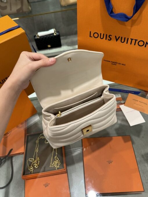 Louis Vuitton Hold Me Milky White Handbag Like Auth 23x15x10cm - Image 4