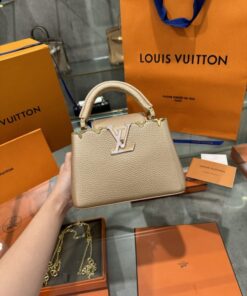 Alternative view of Louis Vuitton LV Capucines Light Color Super Quality Handbag 21x14x8cm