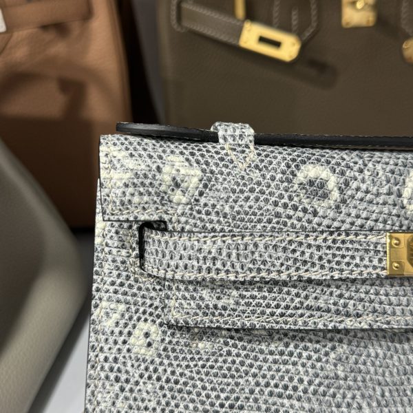 Hermes Kelly Women’s Lizard Leather Handbag with Super Quality Gold Lock 22x7x3cm - Image 6