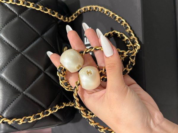 Chanel Women’s Black Pearl Handbag with Super Quality Gold Lock 20cm - Image 7