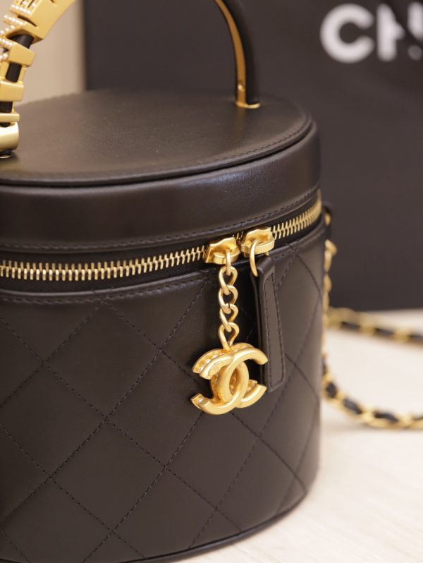 Chanel Vanity Like Auth Women’s Cowhide Handbag with Gold Lock 20x14cm - Image 5