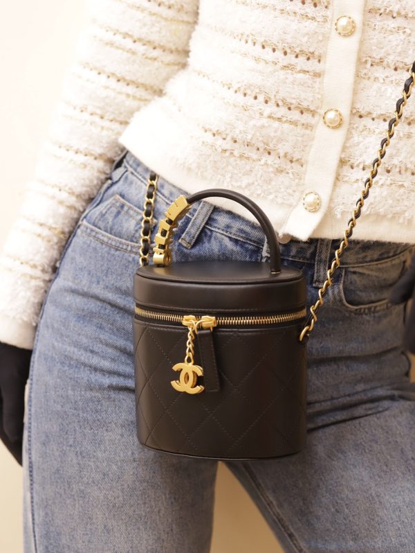Chanel Vanity Like Auth Women’s Cowhide Handbag with Gold Lock 20x14cm - Image 9