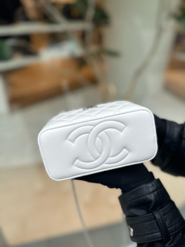 Chanel Vanity Mini Like Auth Women’s Handbag White Cowhide 16x10x8cm - Image 4