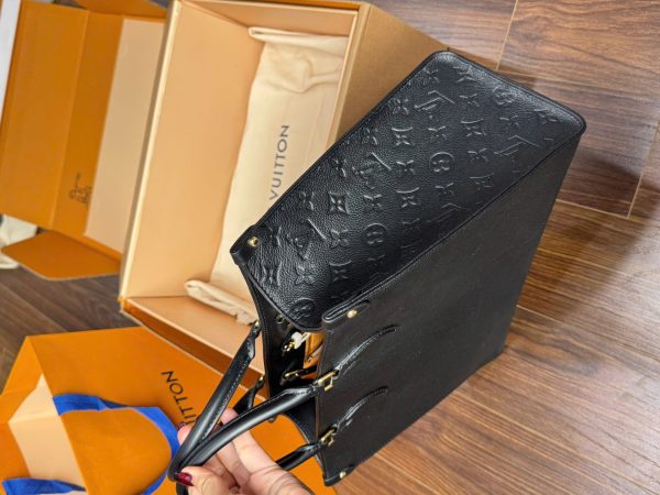 Louis Vuitton LV OnTheGo Super High-End Women’s Handbag Black 35cm - Image 4