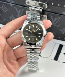 Alternative view of Tudor Black Bay M79660 Replica Watch Men Jubilee Strap KR Factory 39mm