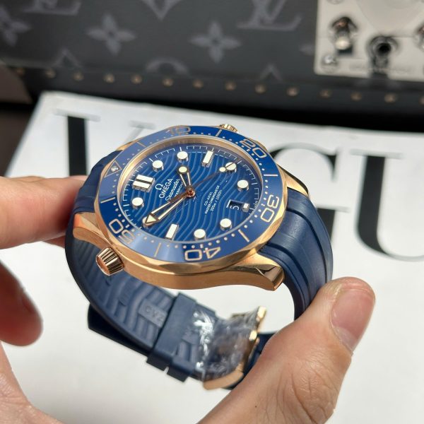 Omega Seamaster Diver 300M Replica Watch Blue Dial Rubber Strap VSF 42mm - Image 6