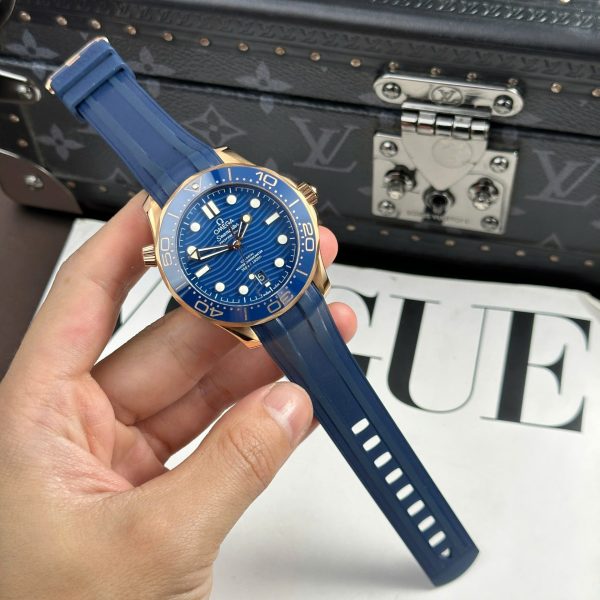 Omega Seamaster Diver 300M Replica Watch Blue Dial Rubber Strap VSF 42mm - Image 2