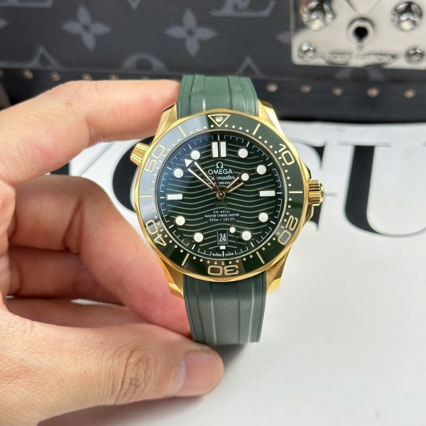 Omega Seamaster Diver 300M Replica Watches Dial Green VS Factory 42mm - Image 3