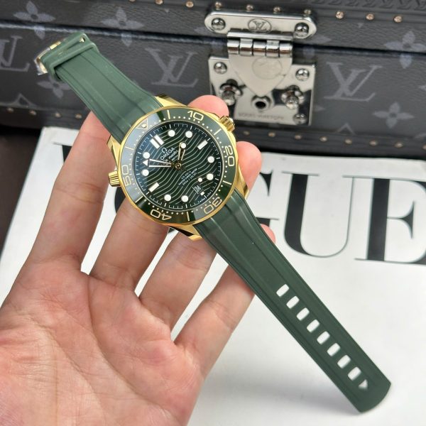 Omega Seamaster Diver 300M Replica Watches Dial Green VS Factory 42mm - Image 2