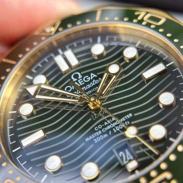 Omega Seamaster Diver 300M Replica Watches Dial Green VS Factory 42mm - Image 5