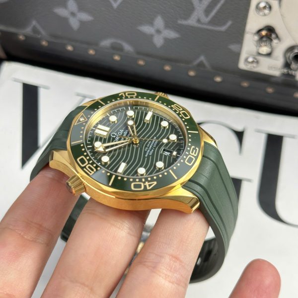Omega Seamaster Diver 300M Replica Watches Dial Green VS Factory 42mm - Image 7