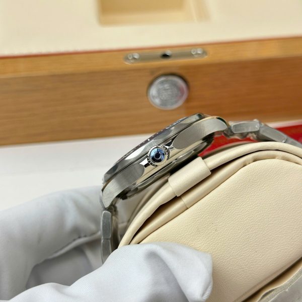 Omega Seamaster Diver 300M Replica Watches White Dial Metal Wire VS Factory 42mm - Image 6