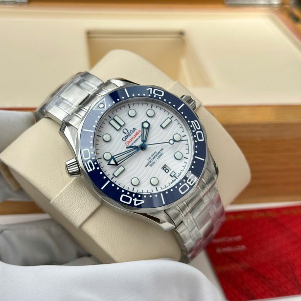 Omega Seamaster Diver 300M Replica Watches White Dial Metal Wire VS Factory 42mm - Image 4