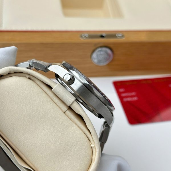 Omega Seamaster Diver 300M Replica Watches White Dial Metal Wire VS Factory 42mm - Image 7